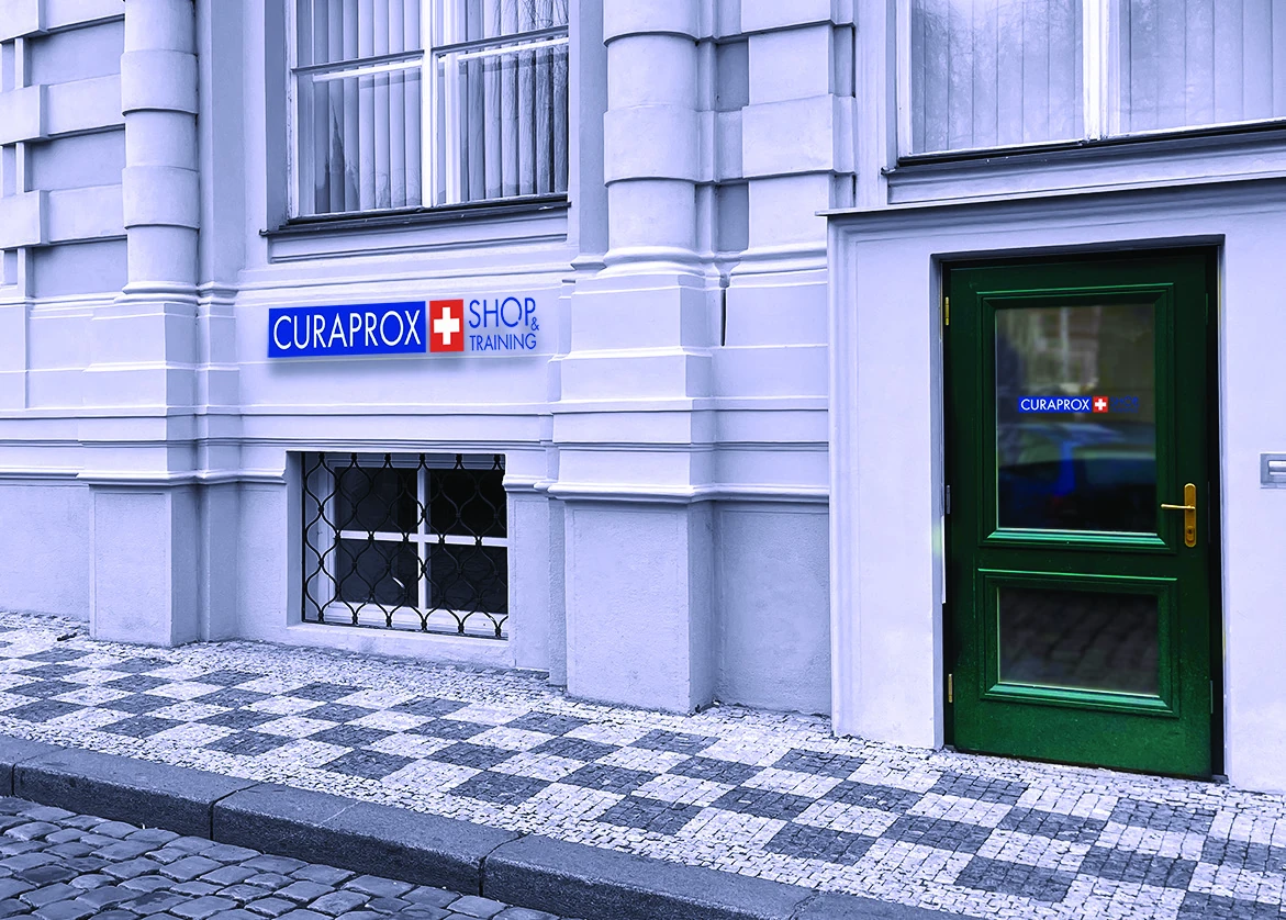 Vstup do školicího centra CURAPROX v ulici U Železné lávky